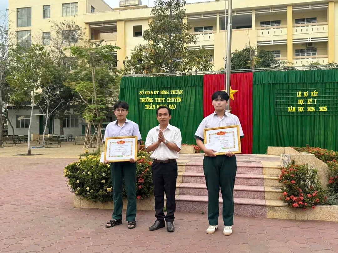 BUỔI LỄ KHEN THƯỞNG HỌC SINH ĐẠT GIẢI TRONG KỲ THI HỌC SINH GIỎI QUỐC GIA THPT NĂM HỌC 2024-2025