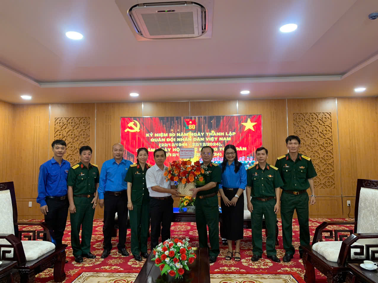 THĂM VÀ CHÚC MỪNG NHÂN KỶ NIỆM 80 NĂM NGÀY THÀNH LẬP QUÂN ĐỘI NHÂN DÂN VIỆT NAM