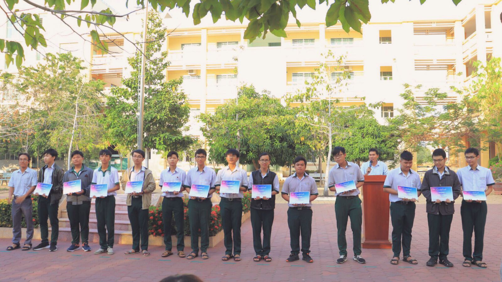 Học sinh trường chuyên Trần Hưng Đạo, Bình Thuận đạt giải cuộc thi Olympic hình học Iran 2020 (gọi tắt IGO 2020)