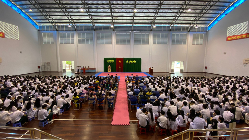 TRƯỜNG THPT CHUYÊN TRẦN HƯNG ĐẠO TỔ CHỨC LỄ TỔNG KẾT NĂM HỌC 2023-2024