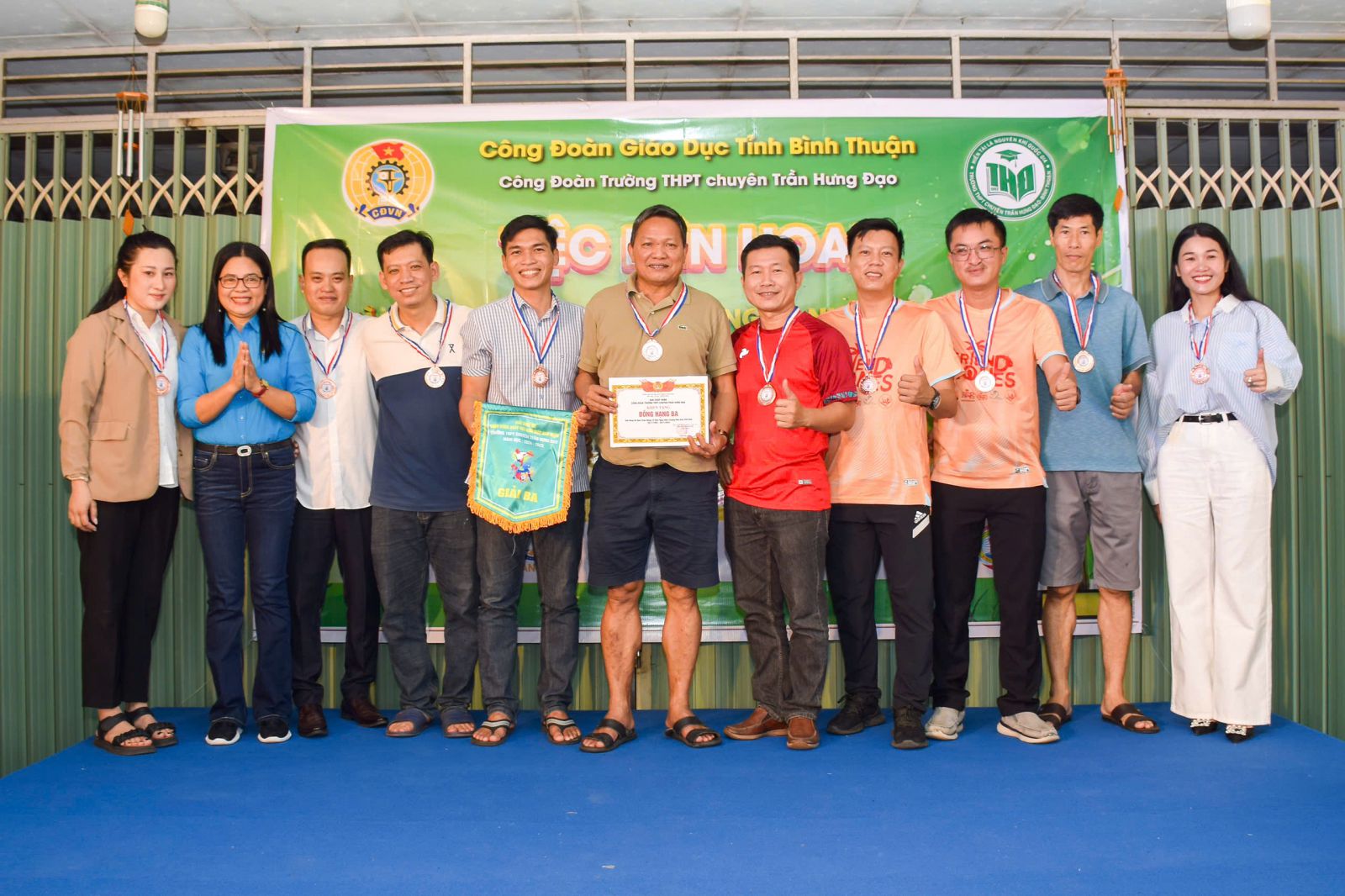 TỔ CHỨC GIẢI BÓNG ĐÁ NAM CHÀO MỪNG KỶ NIỆM 42 NĂM NGÀY NHÀ GIÁO VIỆT NAM