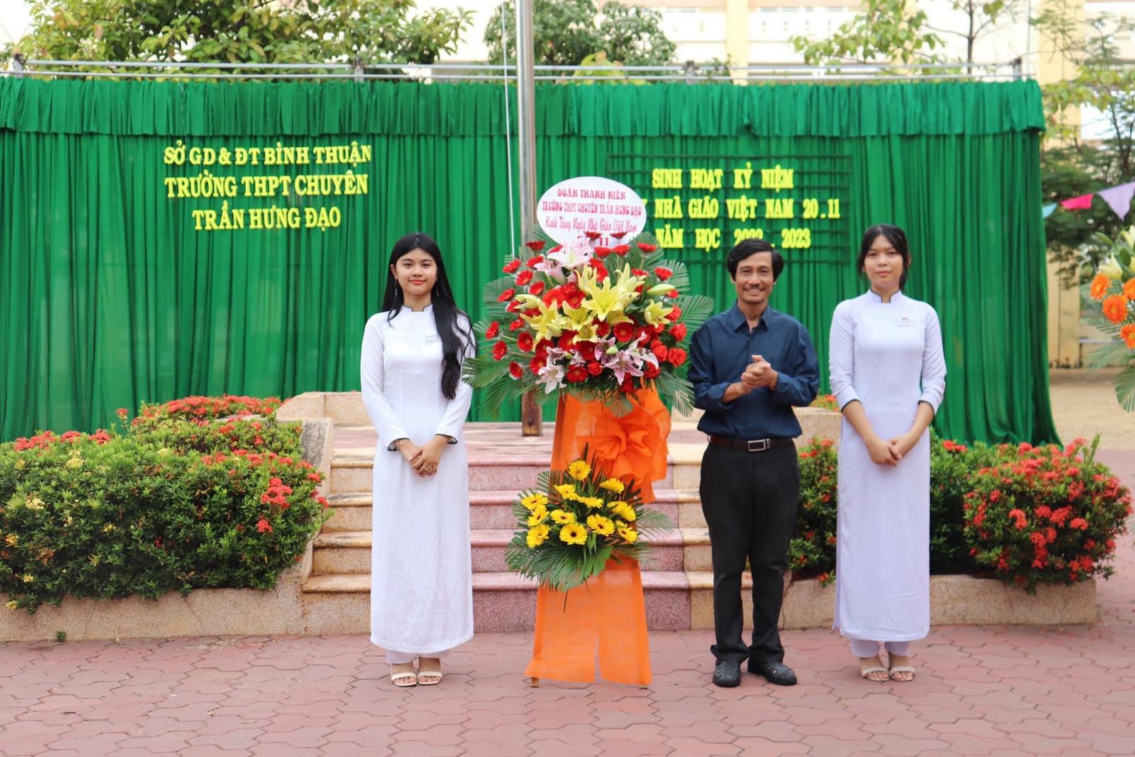 KỶ NIỆM 40 NĂM NGÀY NHÀ GIÁO VIỆT NAM VÀ 30 NĂM NGÀY                   THÀNH LẬP TRƯỜNG THPT CHUYÊN TRẦN HƯNG ĐẠO 