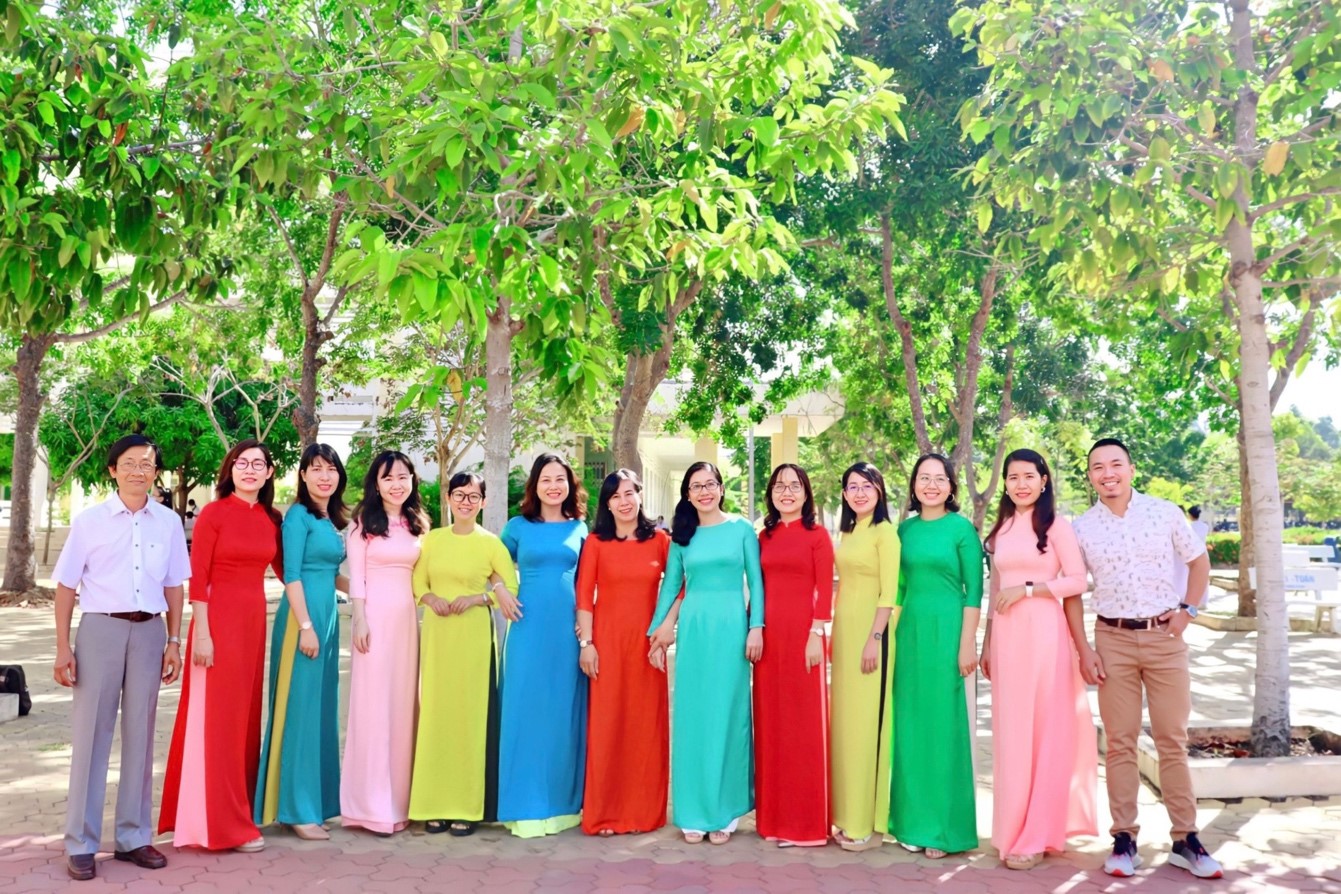 TỔ NGOẠI NGỮ - 30 NĂM HÌNH THÀNH VÀ PHÁT TRIỂN CÙNG MÁI TRƯỜNG THÂN YÊU